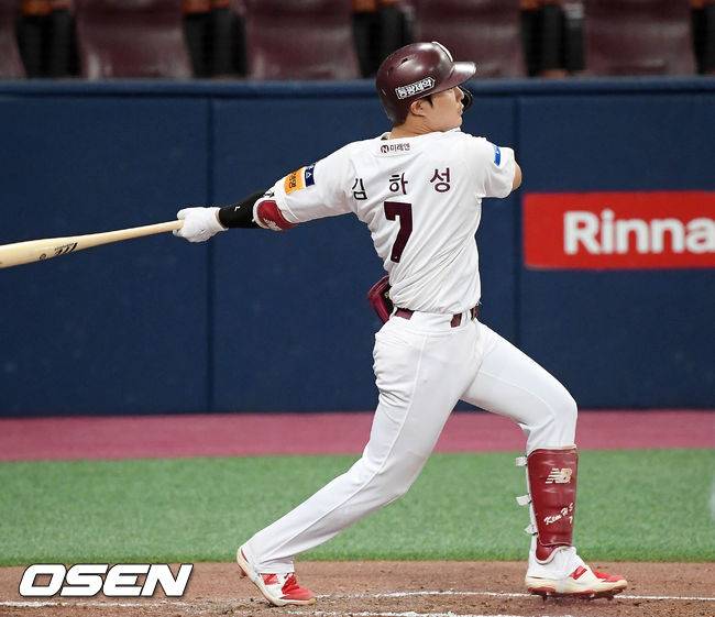 [OSEN=고척, 민경훈 기자]3회말 2사 주자 1,2루 키움 김하성이 좌익수 앞 1타점 적시타를 날리고 있다. 이 적시타로 김하성은 100득점-100타점에 성공하고 있다. (KBO리그 36번째) /rumi@osen.co.kr