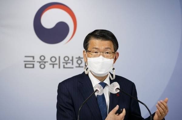 은성수 금융위원장이 지난 18일 서울 종로구 정부서울청사 합동브리핑실에서 2021년 금융위원회 업무계획을 설명하고 있다. 금융위원회 제공