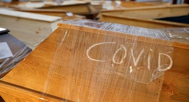 독일 작센주 마이센에 있는 한 화장터 대기실에 쌓인 관 중 하나. 코로나19로 사망한 사람의 시신을 담은 관에는 이처럼 ‘COVID’라는 글자가 쓰여 있다. 사진=로이터 연합뉴스