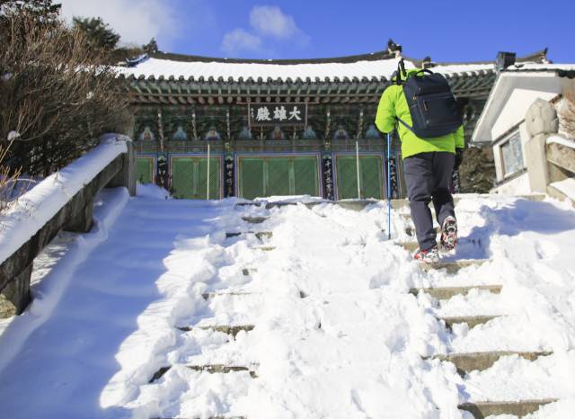 백련사는 덕유산 구천동계곡에 자리한 14개 사찰 중 유일하게 남은 곳이다. 구천동계곡 33경 가운데 32경으로 향적봉을 오르내리는 등산객들이 잠시 들어가는 경유지 역할을 하고 있다.