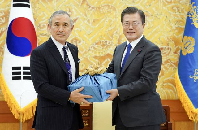 문재인 대통령이 19일 오후 청와대 접견실에서 해리 해리스 주한미국대사를 접견하고 안동소주를 선물하고 있다./연합뉴스