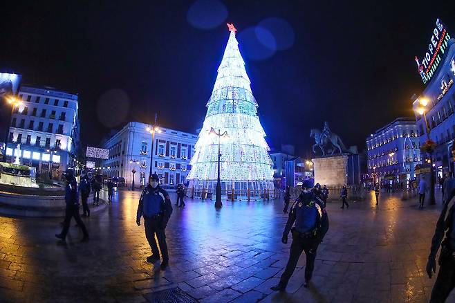 ⓒEPA1월1일 스페인 마드리드 푸에르타델솔(태양의 문) 앞에서 사람 없는 신년 행사가 진행되고 있다.