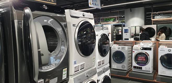 소비자들이 서울의 한 가전양판점에서 다양한 의류건조기 제품을 살펴보고 있다. ⓒ시사저널 오종탁