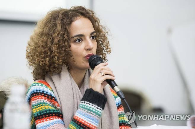 특강 하는 프랑스 작가 레일라 슬리마니 (서울=연합뉴스) 프랑스 작가 레일라 슬리마니가 2017년 11월 15일 서울 서대문구 이화여대에서 특강을 하고 있다. 2017.11.15 [이화여대 제공=연합뉴스] photo@yna.co.kr