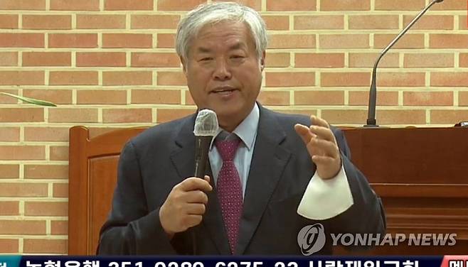 전주서 설교 행사하는 전광훈 목사 (전주=연합뉴스) 3·1절 범국민대회를 위한 전국 순회 행사의 일환으로 19일 오전 전북 전주의 한 교회를 찾은 전광훈 사랑제일교회 목사가 설교를 하고 있다. [유튜브 화면 캡처. 재판매 및 DB 금지] warm@yna.co.kr