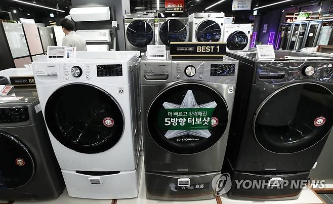 LG·삼성 세탁기 '2021년 최고의 세탁기' 선정 (서울=연합뉴스) 강민지 기자 = 한국기업의 세탁기들이 미국 '컨슈머리포트'의 '2021년 최고 세탁기' 평가에서 1위를 차지했다.   LG전자는 드럼 세탁기와 통돌이 세탁기, 교반식 세탁기 등 3개 부문에서 1위, 삼성전자는 소형 드럼 세탁기 부문에서 1위를 기록했다.   사진은 19일 서울의 한 전자제품 매장에 진열된 세탁기.  mjkang@yna.co.kr