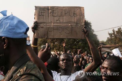 18일 투아데라 대통령의 재선 확정을 환영하는 지지자들 [로이터=연합뉴스]