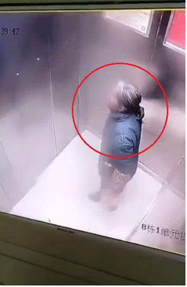 엘리베이터 안에서 침을 뱉고 있는 중국 여성. (사진=웨이보 영상 캡처)