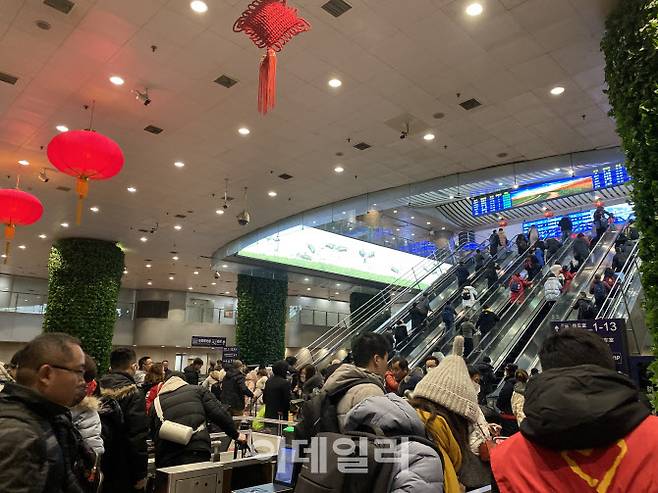 지난해 춘제때 베이징역의 풍경. 사진=신정은 기자