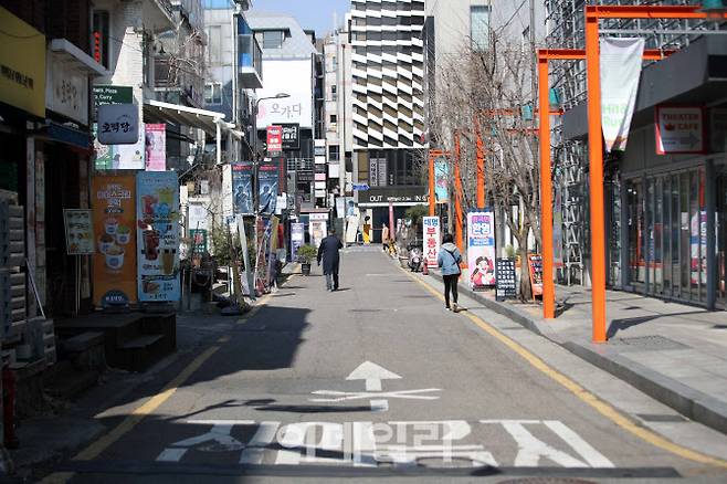 코로나19 여파로 한산한 모습을 보이고 있는 서울 종로구 대학로(사진=뉴시스).