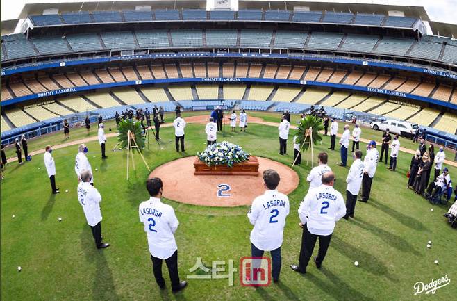 LA다저스 스타디움에서 진행된 토미 라소다 감독의 추도식. (사진=LA다저스 트위터 화면캡쳐)