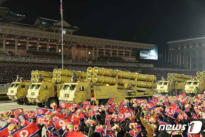 (평양 노동신문=뉴스1) = 북한이 제8차 노동당 대회를 기념하는 군 열병식을 14일 평양 김일성광장에서 열었다고 당 기관지 노동신문이 15일 보도했다. 열병식에서는 신형으로 추정되는 잠수함발사탄도미사일(SLBM) '북극성-5ㅅ'도 등장했다. [국내에서만 사용가능. 재배포 금지. DB 금지. For Use Only in the Republic of Korea. Redistribution Prohibited] rodongphoto@news1.kr