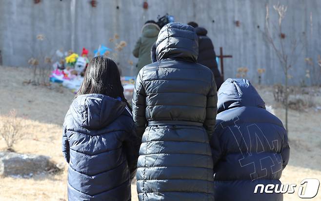 배우 이영애씨가 자녀들과 함께 1월5일 경기 양평 하이패밀리 안데르센 공원묘지를 찾아 입양 후 양부모에게 장기간 학대를 당해 숨진 16개월 영아 정인(가명)양을 추모하고 있다. 2021.1.5/뉴스1 © News1 박지혜 기자