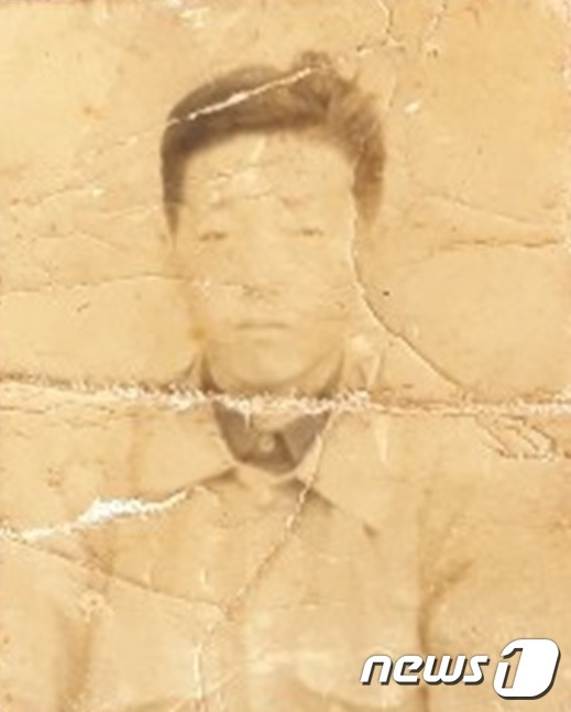 국방부 유해발굴감식단은 강원도 인제에서 발굴한 6·25 전사자의 신원을 고(故) 반철환 하사으로 확인했다고 12일 밝혔다. 이번 신원확인은 지난 2000년 4월 6·25전사자 유해 발굴의 첫 삽을 뜬 후 158번째이자, 올해 들어 첫 번째 사례다. 국군 8사단 16연대 소속으로 6·25전쟁에 참전한 고인은 1951년 8월24일 노전평 전투에서 전사했다. 사진은 고 반철환 하사 생전 모습. (국방부 제공) 2021.1.12/뉴스1
