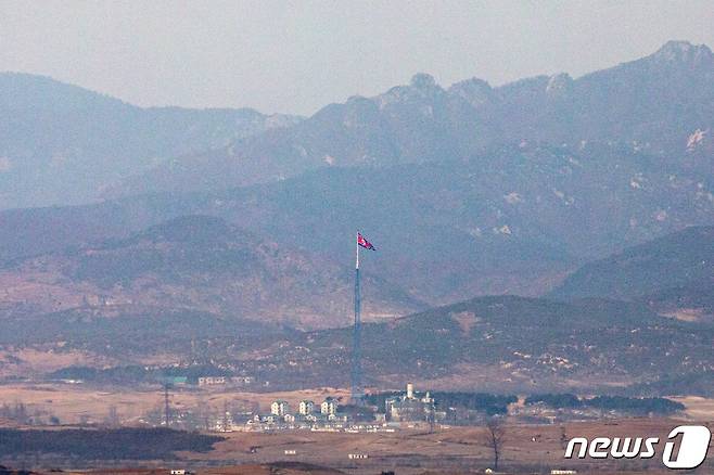 파주 접경지역에서 바라본 북한 기정동 마을에 인공기가 바람에 날리고 있다. 2021.1.3/뉴스1 © News1 이승배 기자