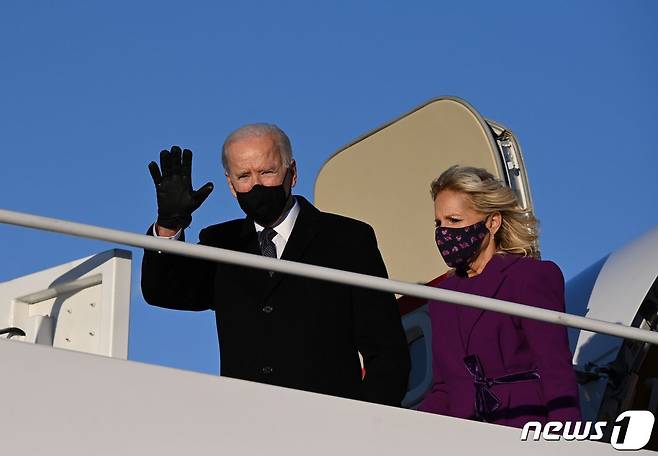 조 바이든 미국 대통령 당선인과 질 바이든 여사가 2021년 1월 19일 취임식을 하루 앞두고 이동하기 위해 메릴랜드주 앤드류수스 합동기지로 들어서고 있다.  © AFP=뉴스1