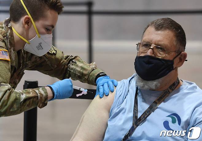 미국 네바다주에서 코로나19 백신 접종이 이뤄지고 있다.  © AFP=뉴스1