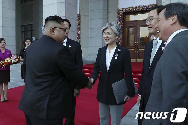 남북정상회담을 위해 평양을 방문중인 문재인 대통령과 부인 김정숙 여사가 18일 오후 평양대극장 공연관람을 오기 전 먼저 온 김정은 북한 국무위원장과 강경화 외교부 장관이 인사하고 있다. 2018.9.19/뉴스1 © News1 평양사진공동취재단