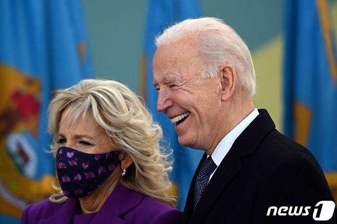 조 바이든 미국 대통령 당선인과 부인 질 바이든 여사가 19일 (현지시간) 취임식을 앞두고 델라웨어주 뉴캐슬 공항에서 열린 고별식에 참석을 하고 있다. © AFP=뉴스1 © News1 우동명 기자