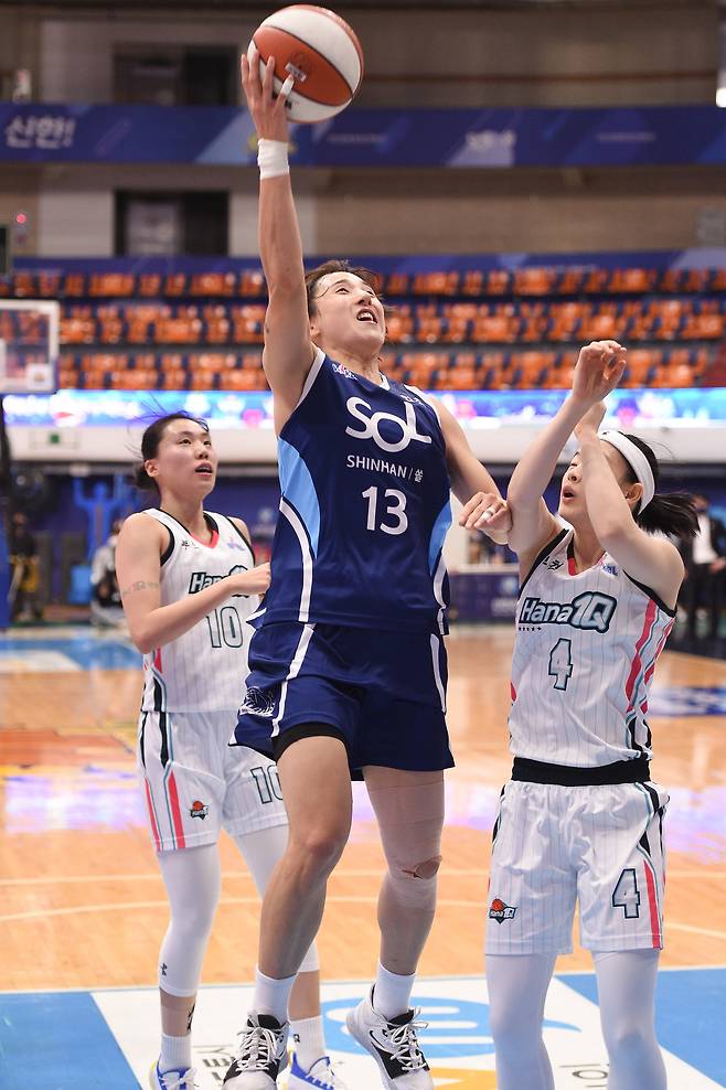 신한은행 김단비가 20일 하나원큐와의 경기에서 슛을 시도하고 있다.(WKBL 제공) © 뉴스1