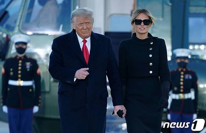 백악관을 떠나는 도널드 트럼프 미국 대통령과 영부인 멜리니아 트럼프 여사 © AFP=뉴스1