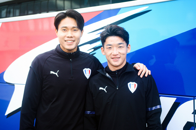 2021시즌 수원 삼성 주장·부주장으로 임명된 김민우(오른쪽)와 민상기. 제공 | 수원