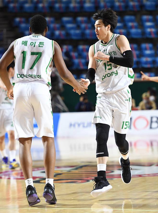 원주 DB 얀테 메이튼(왼쪽)과 김종규. 사진제공=KBL