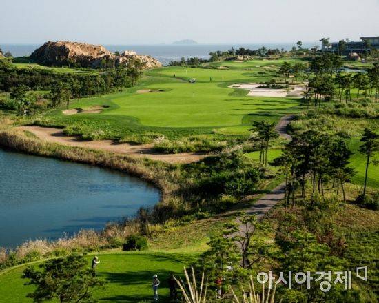 스카이72골프장 하늘코스 18번홀 전경.