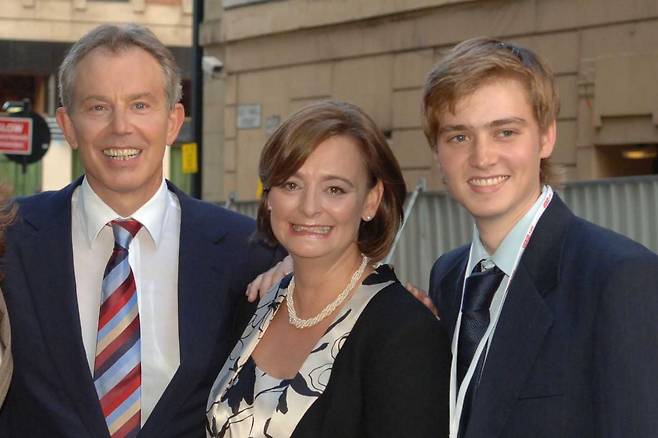 왼쪽부터 토니 블레어 전 영국 총리, 부인 셰리 블레어 변호사, 아들 유안 블레어. 2006년의 모습이다./더타임스
