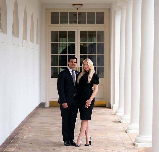 미 백악관에서 도널드 트럼프 대통령의 막내딸 티파니(오른쪽)가 약혼자와 함께 찍은 사진. /티파니 트럼프 인스타그램