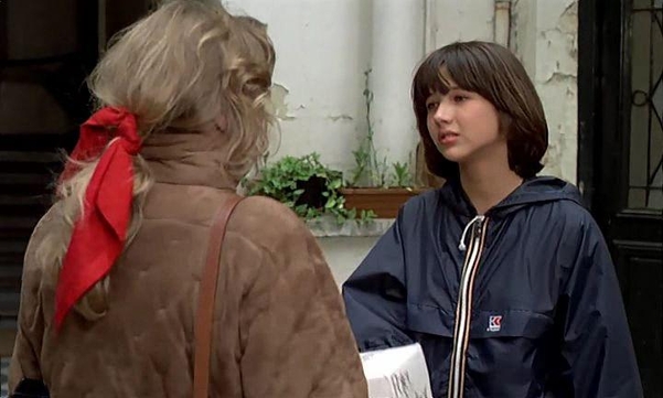 영화 ‘라붐’에서 까웨 바람막이 재킷을 착용한 소피 마르소(오른쪽)./핀터레스트