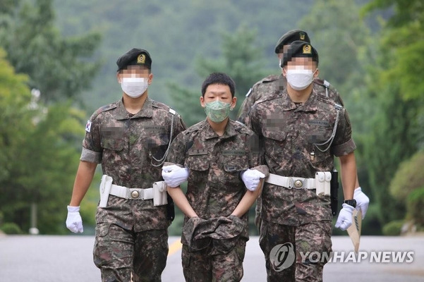 텔레그램 '박사방 공범' 이원호가 지난해 8월 서울 관악구 수도방위사령부 보통군사법원에서 열린 1심 1차 공판에 출석하고 있다. /연합뉴스