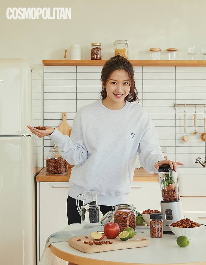 식물성 단백질과 식이섬유가 풍부해 체중 조절을 도와주는 뷰티 간식, 아몬드 스무디.