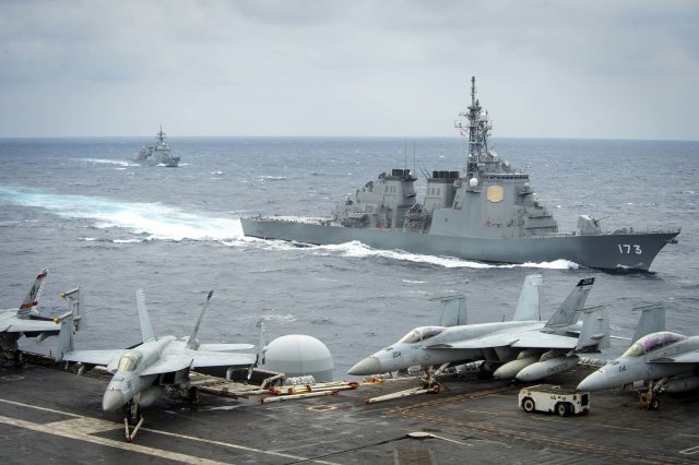 미 해군의 시어도어루즈벨트 항공모함이 16일 오키나와 인근 공해상에서 일본 해상자위대 이지스함 등과 연합훈련을 실시하고 있다.  출처 미 인도태평양사령부 홈페이지