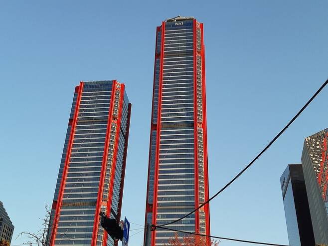 서울 여의도 파크원 두 동은 지난해 전 세계 신축 초고층 건물 9위, 40위에 올랐다. 위키피디아