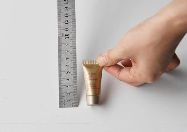 실험대상 중 가장 작았던 사은품용 화장품 튜브의 길이는 6.7㎝. 성인 여성의 새끼손가락 만한 크기다. 배우한 기자
