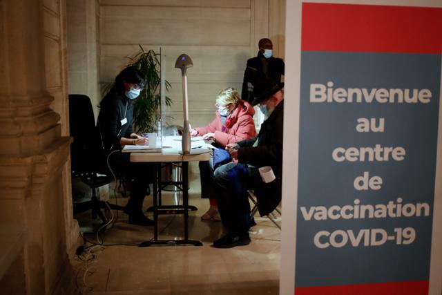 18일(현지시간) 프랑스 파리 제3구의 한 백신접종센터에서 의료요원이 화이자의 코로나19 백신을 접종할 주민들을 등록하고 있다. AP=연합뉴스