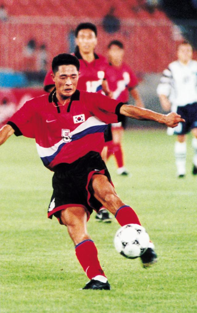 1998 프랑스 월드컵 최종예선 일본전에서 결승골로 연결된 이민성의 왼발슛. 한국일보 자료사진