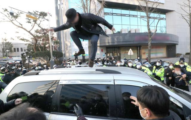 지난달 12일 경기 안산시 안산준법지원센터를 빠져 나오는 조두순이 탑승한 관용차량에 일부 시민들이 분노를 표시하며 공격하고 있다. 가로막혀 있다. 안산=연합뉴스