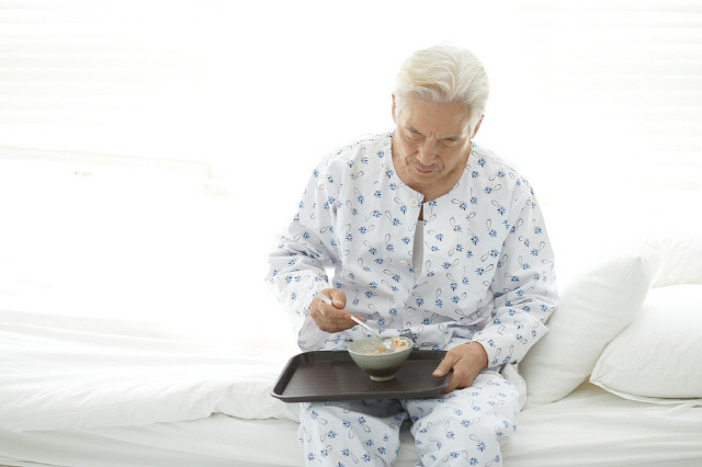 노인이 체중이 빠지면 일상 기능 저하가 커진다./클립아트코리아 제공