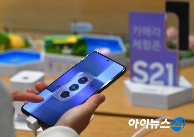 삼성전자가 15일(한국시간) 자정 온라인에서 진행된 '삼성 갤럭시 언팩 2021'을 통해 공개한 플래그십 스마트폰 갤럭시 S21 시리즈를 공개했다. 이날 서울 서초구 삼성전자 서초사옥 딜라이트샵을 찾은 시민들이 새로운 갤럭시 S21을 살펴보고 있다. [/사진=조성우 기자]