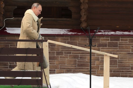 입수를 위해 털코트를 입고 얼음물로 향하는 푸틴 러시아 대통령. AP=연합뉴스