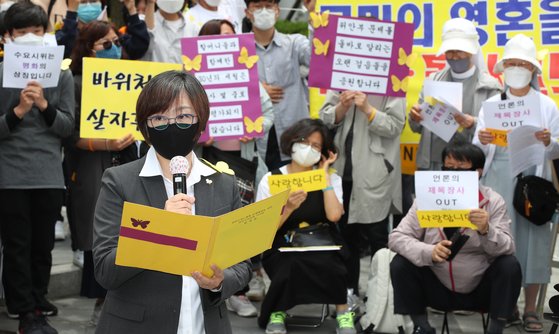지난해 5월 20일 서울 종로구 옛 일본대사관 앞에서 열린 제1440차 일본군 '위안부' 문제해결을 위한 수요집회에서 이나영 이사장이 발언하는 모습. 우상조 기자