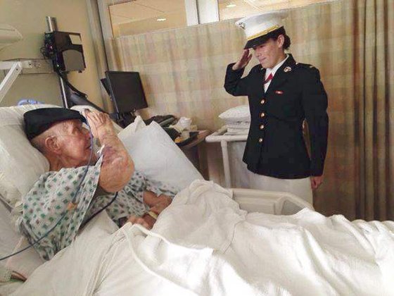 2014년 육군에서 원사로 퇴역한 노인이 새로 해군 소위로 임관한 손녀에게 경계를 하고 있다. [사진 godupdates.com]