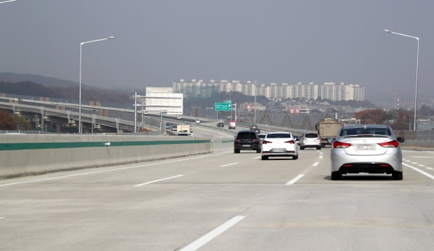 서울~문산 고속도로에서 차량들이 달리고 있다. 사진=연합뉴스