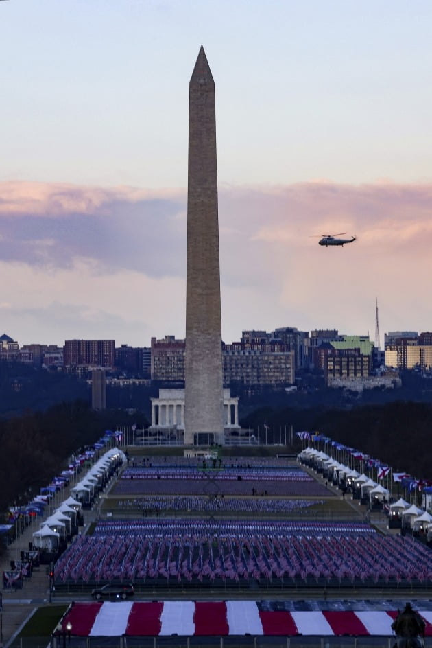 트럼프 대통령을 태운 마린원이 조 바이든 미국 대통령 당선인의 취임식 장소 위를 날고 있다. [사진=AP 연합뉴스]