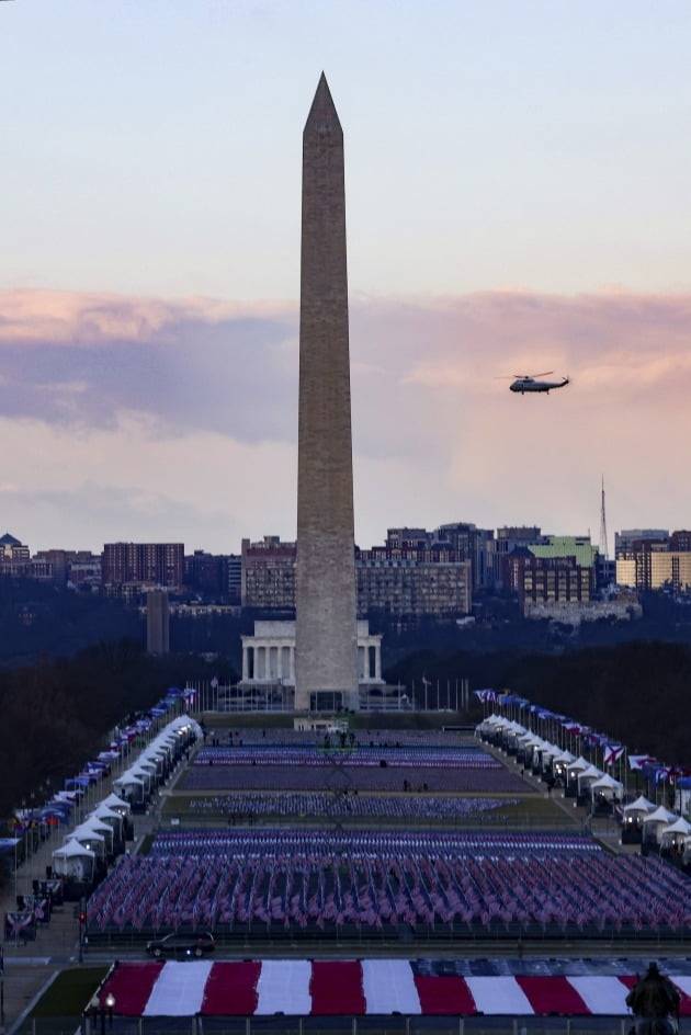 트럼프 대통령을 태운 마린원이 조 바이든 미국 대통령 당선인의 취임식 장소 위를 날고 있다. [사진=AP 연합뉴스]