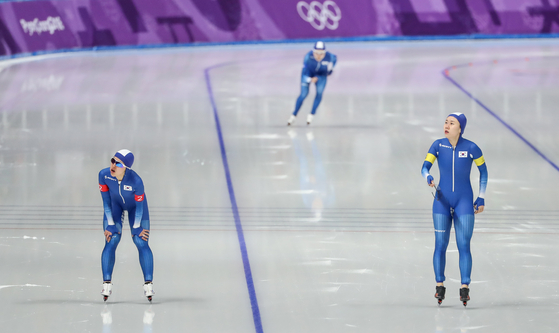 From left: Kim Bo-reum, Noh Seon-yeong and Park Ji-woo at the end of the team pursuit race at the 2018 PyeongChang Winter Olympics. [YONHAP]