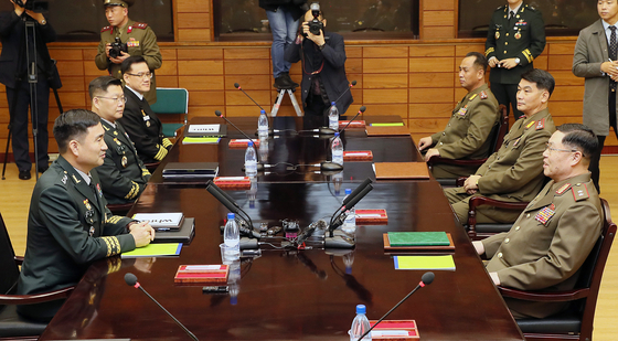 South Korean, left, and North Korean military officers hold discussions on creating a joint military committee in October 2018, after the third inter-Korean summit that year. [JOINT PRESS CORPS]