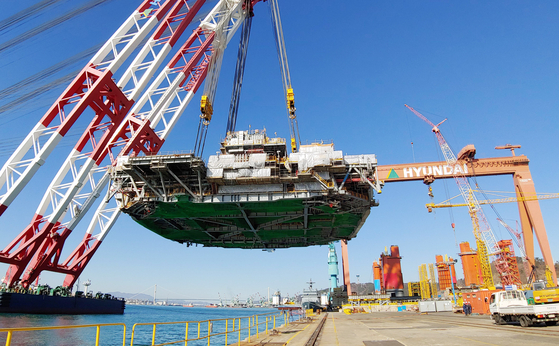 Hyundai Heavy Industries’ marine crane lifts 9,100 tons of equipment at its headquarters in Ulsan on Wednesday. According to the company, it was the heaviest load ever lifted in Korea. [YONHAP]